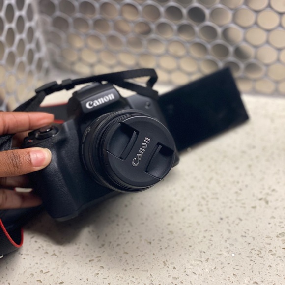 Canon Camera EOS M50 15-45mm - Picture 3 of 4